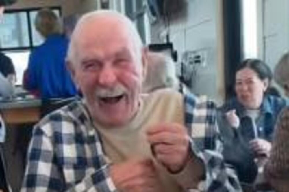 OVAJ DEKA NATERAO JE SUZE NA OČI SVIM LJUDIMA ŠIROM SVETA: Ono što su mu DONELI nateralo ga je da VRISNE (VIDEO)