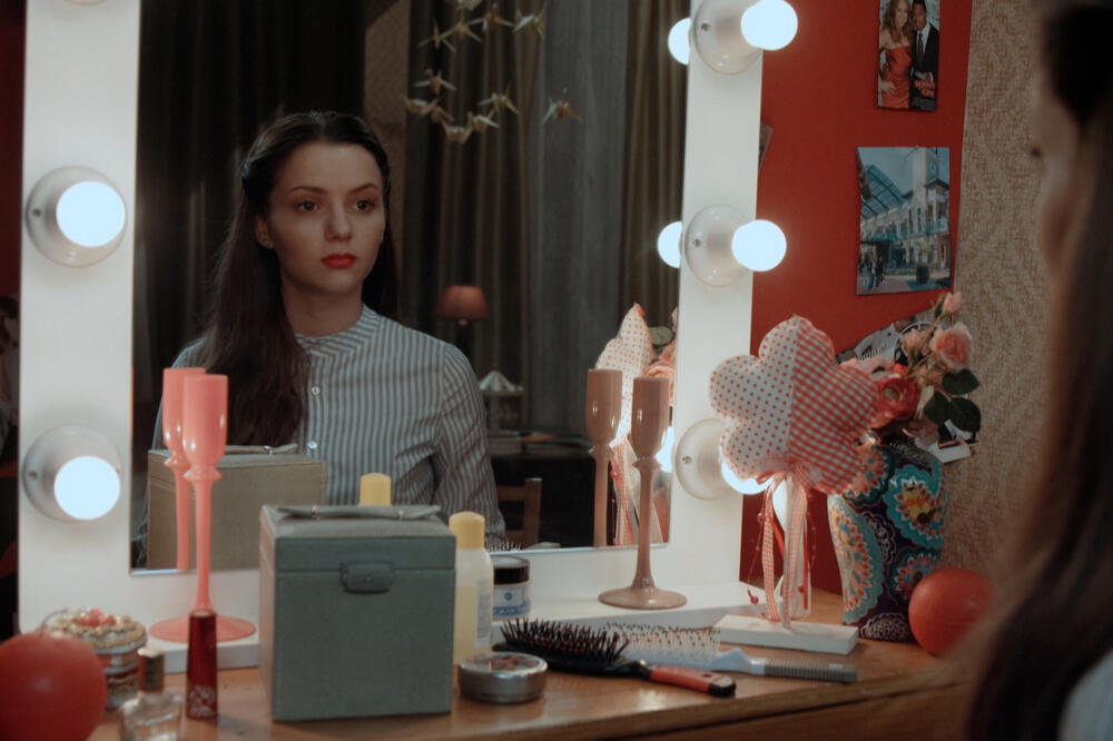 NAKON ŠTO JOJ SE VRATILO PAMĆENJE, "JANA" SVE ODLUČNIJA DA UNIŠTI “ANJU”! Gledajte “Prsten sudbine” na Kurir TV