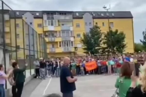 VELIČANSTVEN ISPRAĆAJ DIREKTORA U PANČEVU: Đaci mu skandirali, evo i zašto su ga obožavali! (VIDEO)