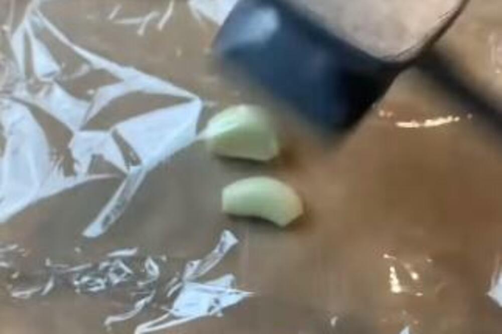 OČISTITE BELI LUK U SEKUNDI, A RUKE VAM SE NEĆE UMIRISATI: Trik PRAVIH DOMAĆICA za koji RETKO KO ZNA (video)