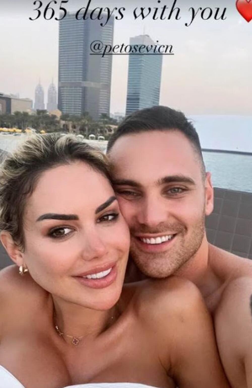  Bivša zadrugarka na svom Instagramu objavila je da je za nju i njenog dečka veliki dan i da slave prvu godišnjicu veze