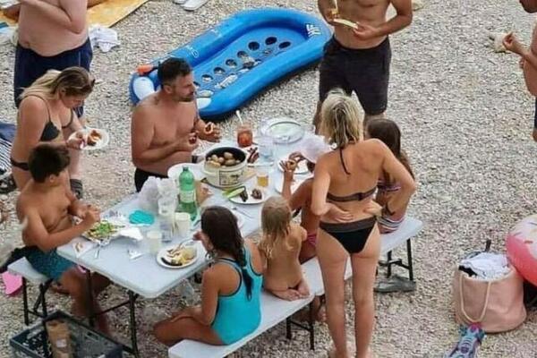 SLIKA TURISTA NA PLAŽI U DALMACIJI JE PRAVI HIT: Ovu SCENU je nemoguće OPISATI, POGLEDAJTE ŠTA RADE (FOTO)
