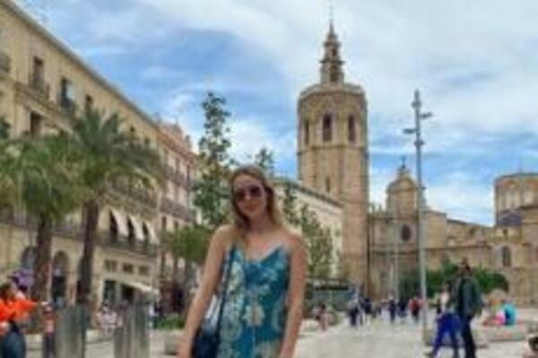 OVAKAV BEZOBRAZLUK NE DAJ BOŽE DA DOŽIVITE: Dala je FOTOGRAFU da joj sredi sliku, ono što je uradio je ODVRATNO