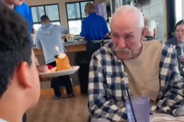 ZBOG OVOG DEKE SVET RONI SUZE: Sedeo je u restoranu, a onda je usledio TAJAC, prizor koji će vas RASPLAKATI (VIDEO)