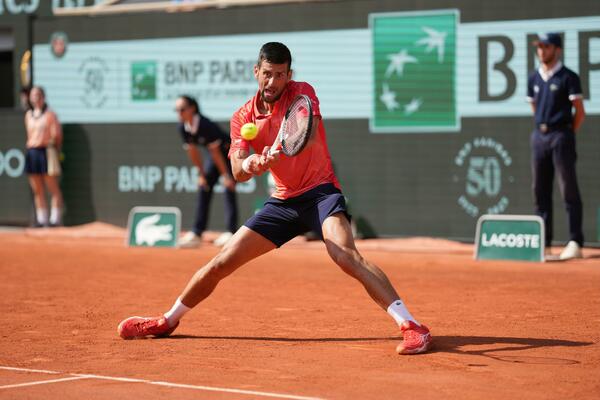 NOVAK DOBIO GEM BEZ BORBE! Neverovatna scena na Rolan Garosu (FOTO)