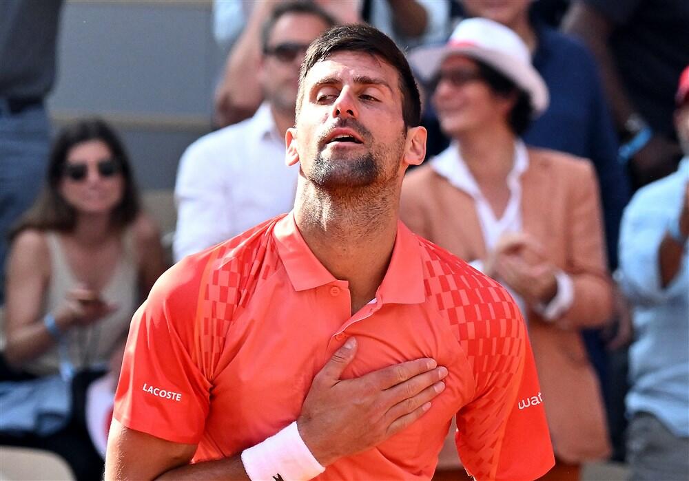 Novak Đoković slavi pobedu protiv Karlosa Alkarasa