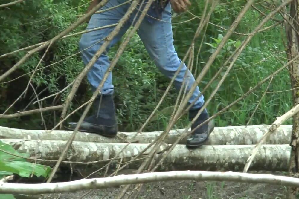 VODA ODNELA MOST U IVANJIČKOM SELU: Meštani nabujalu reku mogu preći samo preko postavljenih trupaca (FOTO)