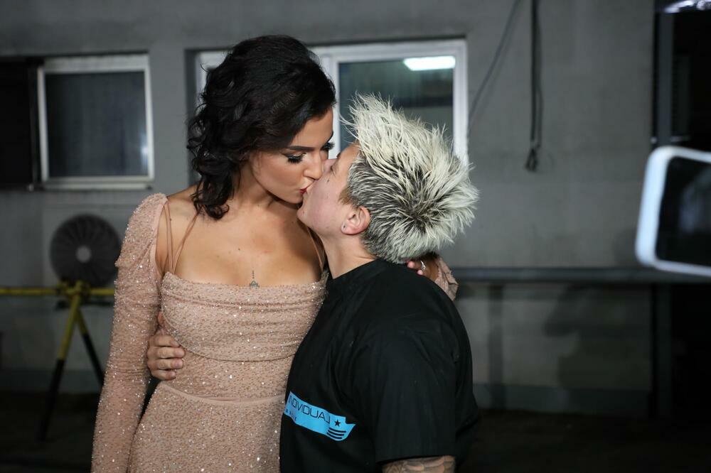 SOČAN POLJUBAC OBELEŽIO SUPERFINALE: Žene se DOHVATILE pred SVIMA, svi u NEVERICI zbog INTIMNOG ČINA