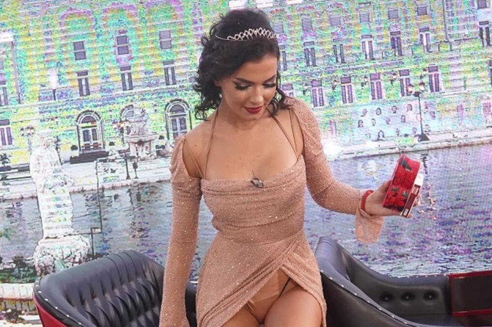 Udarno izdanje: Isplivala intima, jedva sve sakrila kožnim kaiševima, bez srama naciji pokazala čime raspolaže