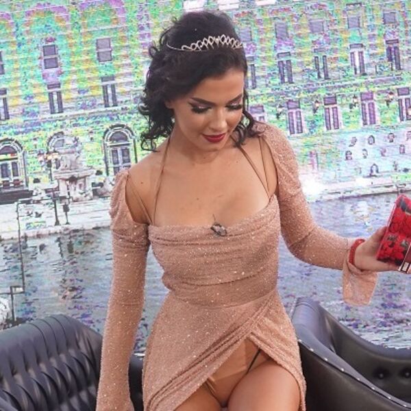 Udarno izdanje: Isplivala intima, jedva sve sakrila kožnim kaiševima, bez srama naciji pokazala čime raspolaže