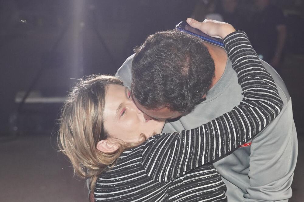 DIVNA DNK BEZ BRUSA, MARKO NE PRESTAJE DA JE STISKA! Svi bruje o kontroverznom PARU, a tek da vidite OVAJ SNIMAK