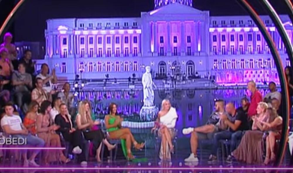 Ono što je zanimljivo je da je Dušica kao član produkcije javno iznela informaciju kada to počinje Zadruga 7.