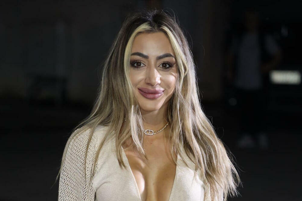 DA LI JE REALNO DA JE OVAKO DOBRA? Kažu da ima JAKU ZADNJICU: Nije ni čudo što su u Šimanovcima gledali SAMO U NJU