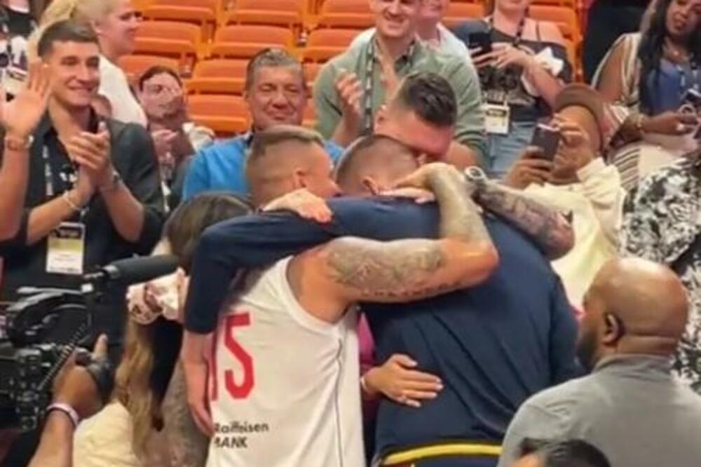 DIRLJIVA SCENA: Jokić u zagrljaju braće i supruge, dok mu SLAVNI SRBIN aplaudira! (VIDEO)