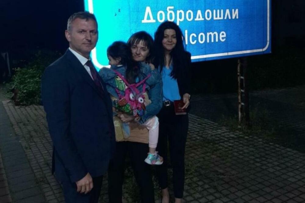 OTETA DEVOJČICA VRAĆENA MAJCI: Otac je odveo iz tržnog centra, jedno je probudilo sumnju!