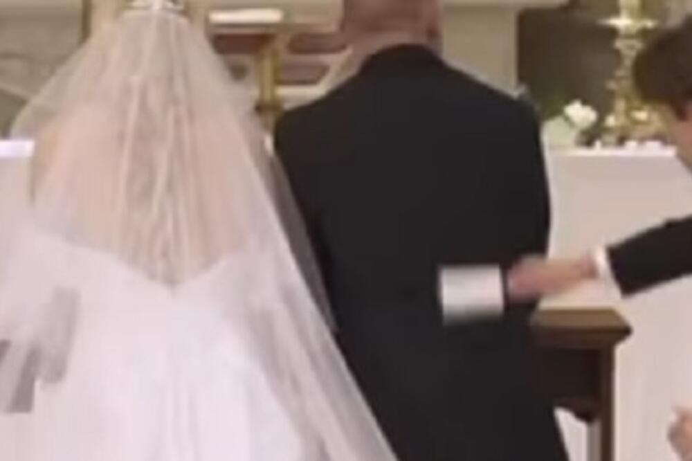 KUM ŠOKIRAO SVET PRED OLTAROM: Prišao mladencima sa ovim predmetom, a onda uradio NEOČEKIVANO (VIDEO)