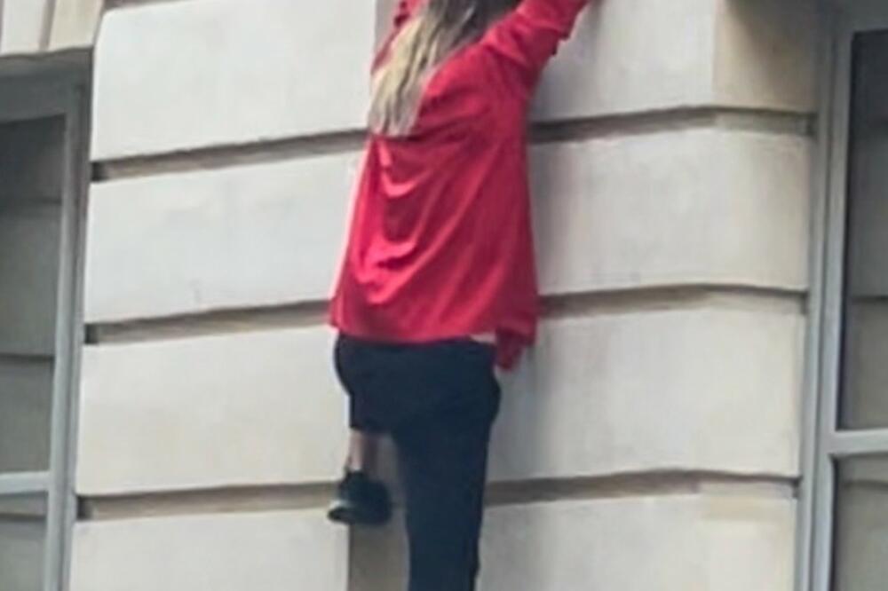 GLUMAC PONOVO SNIMLJEN KAKO SE PENTRA PO ZGRADI U CENTRU: Prolaznici u ŠOKU, šta to radiš ČOVEČE?