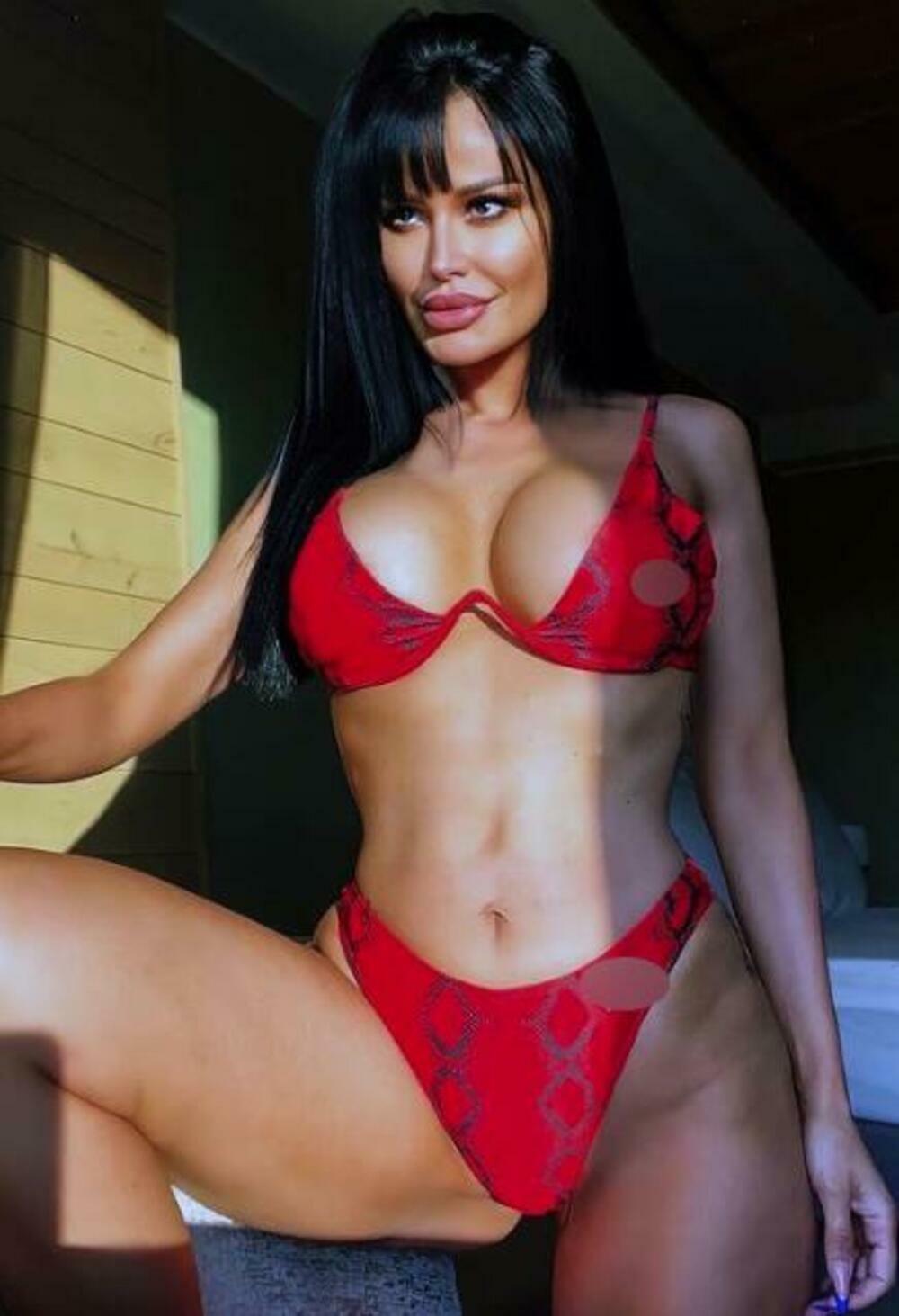 Osim tela Indi je pokazala i svoje burno poprsje