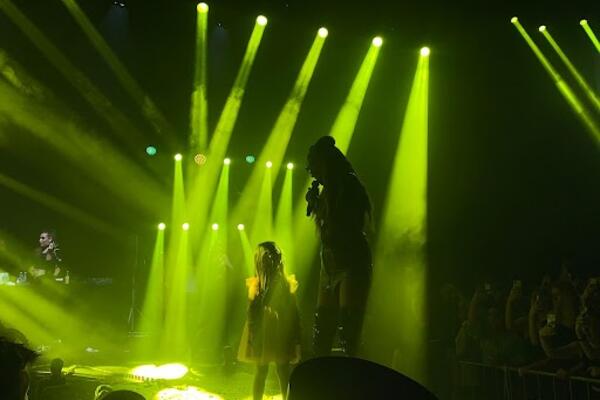 ANA NIKOLIĆ PO PRVI PUT IZVELA ĆERKU NA BINU: Pevačica pevala HITOVE, mala Tara đuskala sve vreme VIDEO