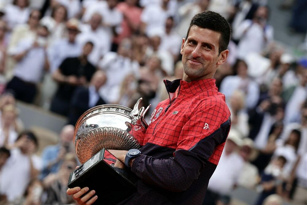 NOVAK ĐOKOVIĆ DOBIO NEPROCENJIV POKLON: Stefan, Tara i Jelena nisu mogli da sakriju ODUŠEVLJENJE! (FOTO)