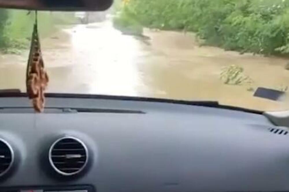 ZAGLAVLJENI U AUTOMOBILU, POPLAVE KOD ŠAPCA NOSE SVE: Za 20 minuta nastao HAOS (FOTO)