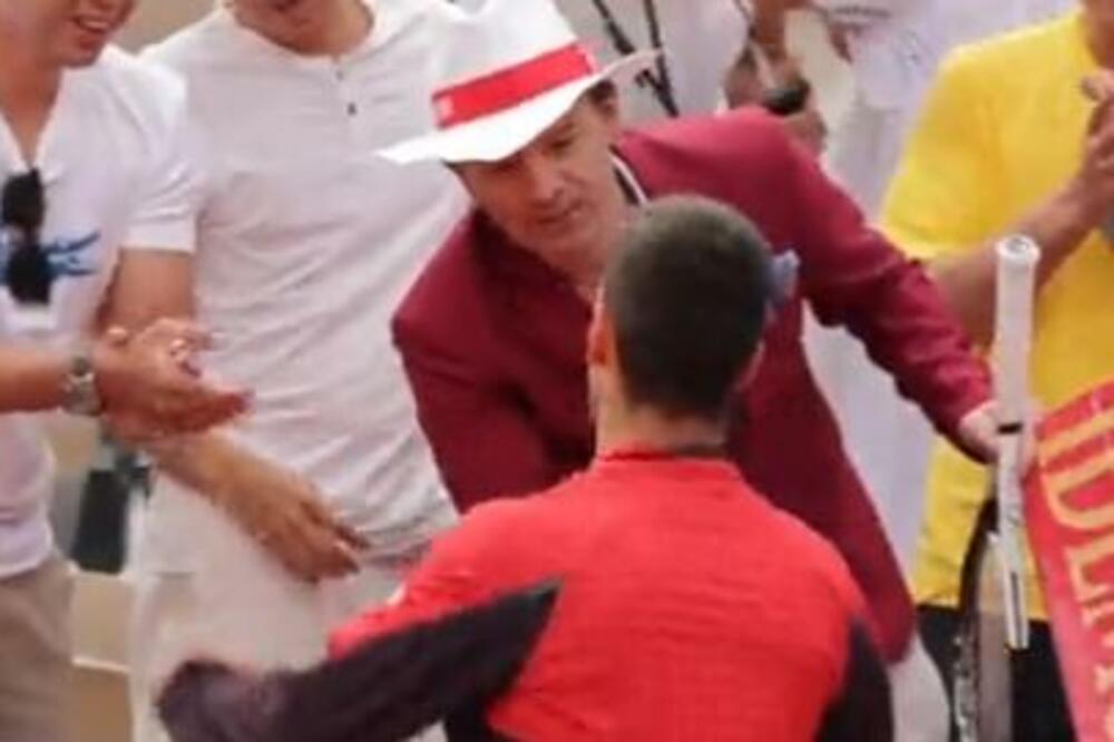 NAJSREĆNIJI ČOVEK NA SVETU! Gde je završio reket iz istorijskog meča? Đoković nije imao dilemu kome će ga dati