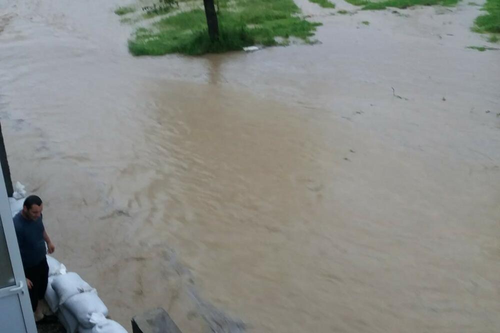 "VODENA BUJICA NOSI SVE PRED SOBOM": Ljudi ne mogu da izađu ih svojih kuća u Čačku, izlila se Loznička reka! FOTO