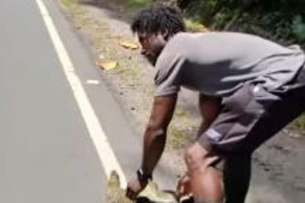 ISKOČILO MU OVO STVORENJE NASRED PUTA TOKOM VOŽNJE: Izašao je iz kola i uradio OVO, ceo svet ZANEMEO (VIDEO)