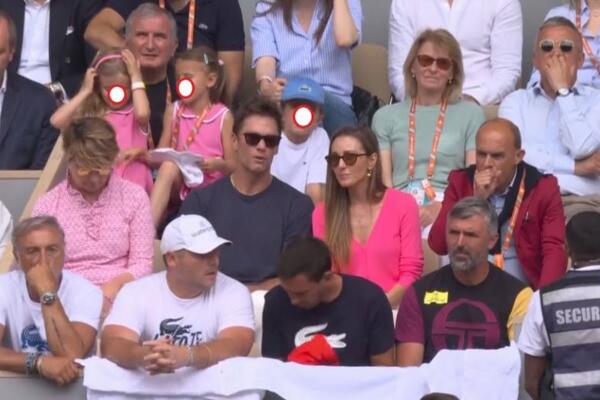 OVAJ DETALJ NA JELENI ĐOKOVIĆ JE SVIMA PROMAKAO: Dok su svi gledali u Novaka, KAMERA JE ZABELEŽILA OVO (FOTO)