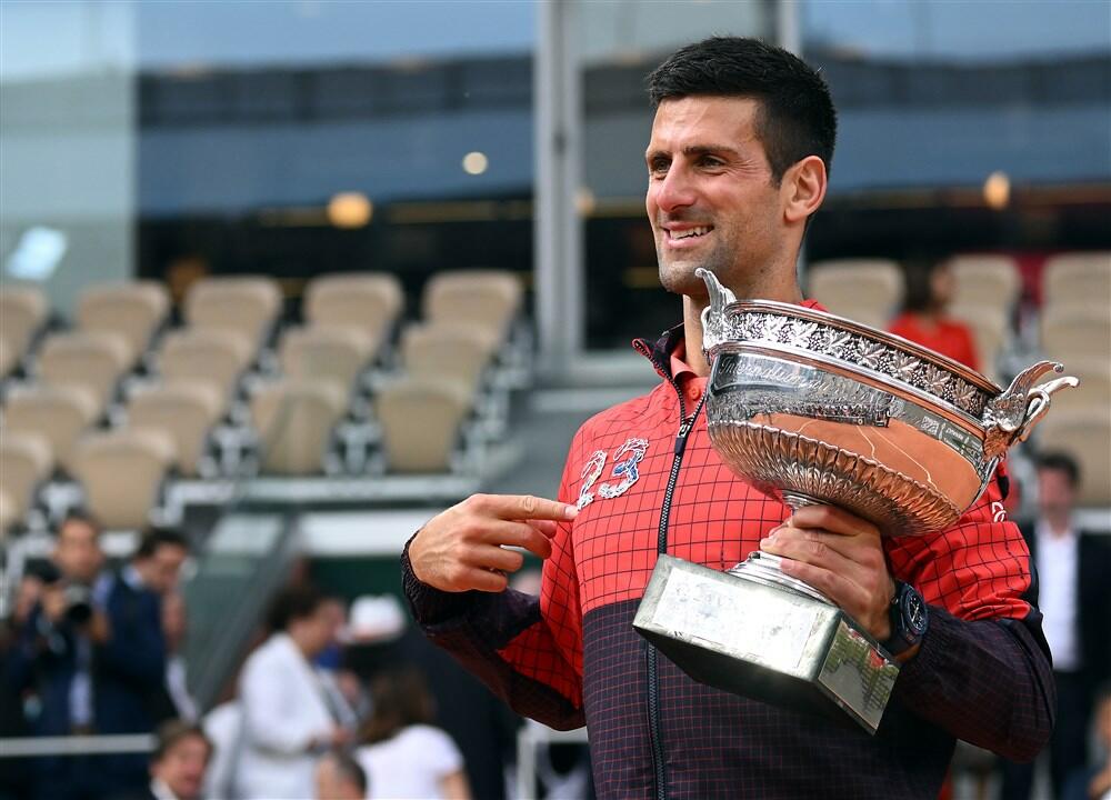 Novak Đoković sa peharom Rolan Garosa