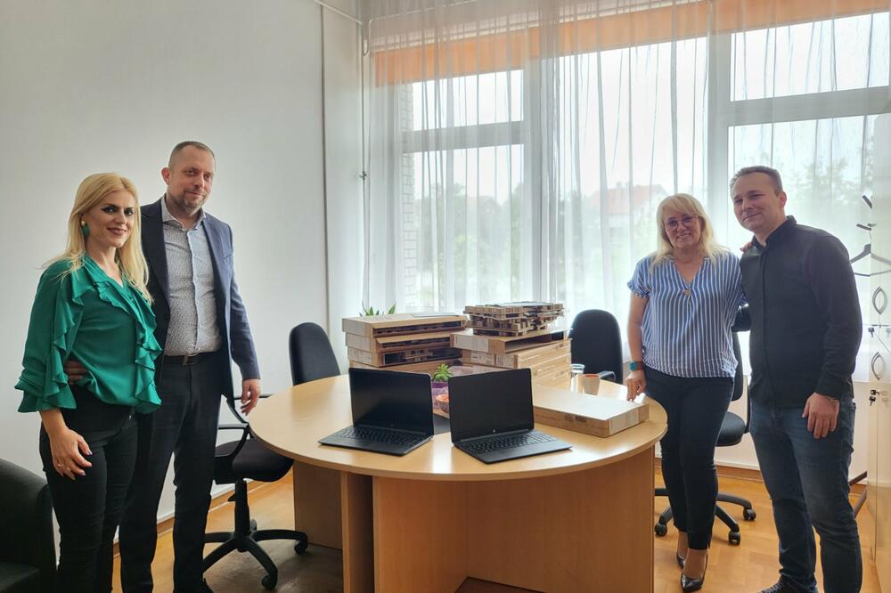 DONIRANO 10 LAPTOP RAČUNARA OŠ „JOVAN RISTIĆ“ U BORČI: Pomoć đacima da lakše savladaju Digitalni svet