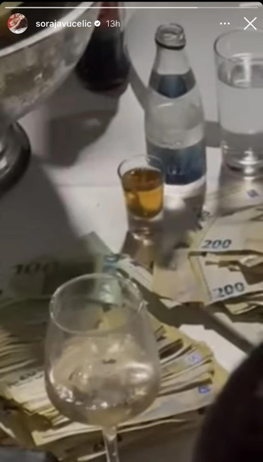 Starleta Soraja Vučelić na svom storiju na Instagramu podelila je video na kojem se vidi kako pevač ne može više da drži novac u rukama i po džepovima, pa je počeo gomilu para da stavlja na sto