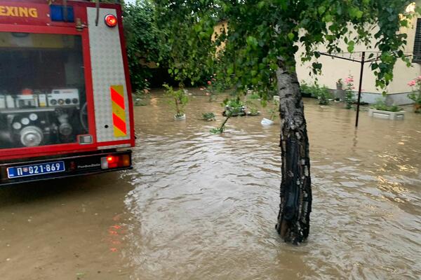 35 VANREDNIH SITUACIJA NA SNAZI U SRBIJI: Voda se crpi u gradovima, vojska pravi odbrambene bedeme