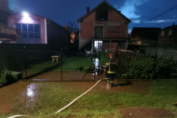 BUJICA NOSILA SVE PRED SOBOM, MEŠTANI SELA U BiH NE PAMTE OVAKVU KATASTROFU: Zabeleženi strašni PRIZORI (VIDEO)