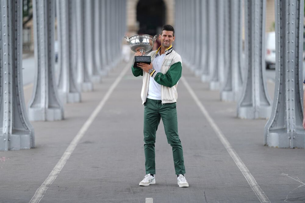 Novak Đoković sa trofejem Rolan Garosa 2023. godine