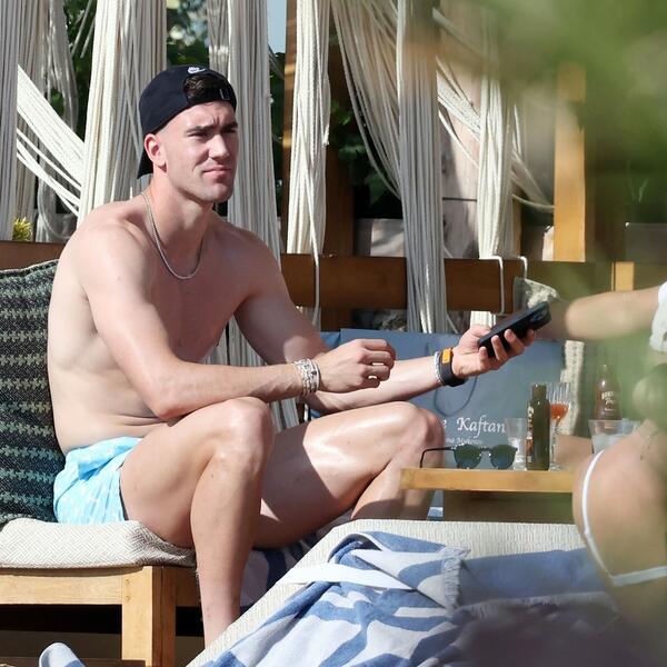 VLAHOVIĆ UHVAĆEN NA PLAŽI SA VRELIM CRNKAMA! Rasne lepotice opkolile ISKLESANOG Srbina, sevnula i gu*a! FOTO