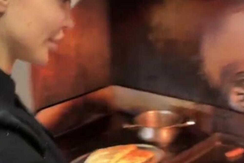 MAJA MARINKOVIĆ SE NAKON ZADRUGE ZAPOSLILA U BRZOJ HRANI: Pravi ĆEVAPE i maže DODATKE, gosti POHRLILI (FOTO)