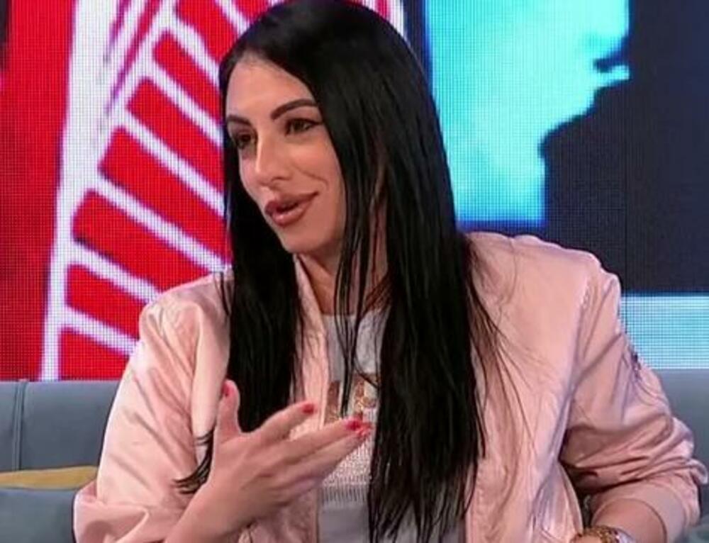 Ona je crnka, vidi se da nema plastičnih zahvata, ali je vrlo lepa