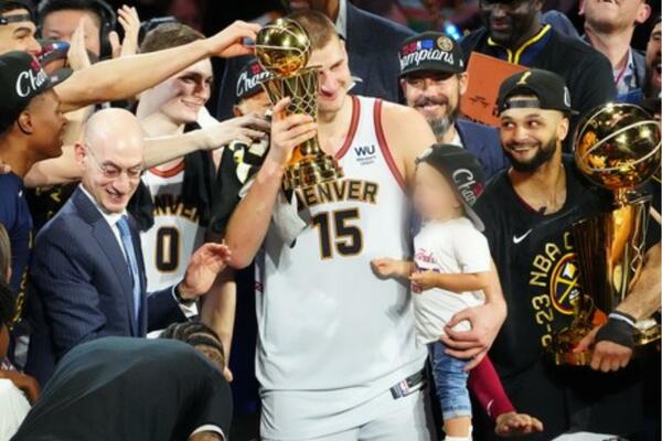 OGNJENA ZBUNJENO GLEDA, A CELA DVORANA SKANDIRA NJENOM TATI: Nije bilo dileme - Jokić je MVP NBA finala! (VIDEO)