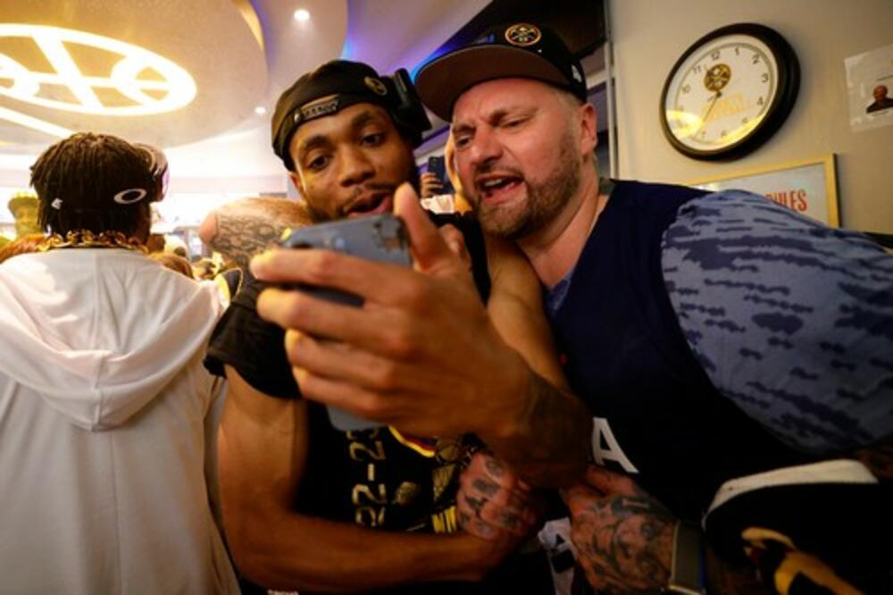 "SRBIJA, BREEE!" Dokrajčio Majami, pa slavio sa Strahinjom Jokićem! (VIDEO)