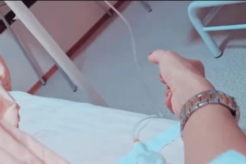 Kako su mnogi pomislili da je ponovo hospitalizovana, njen suprug šokirao je sve izjavom kada se oglasio i otkrio da je Marija kod kuće i da je u pitanju star fotografija