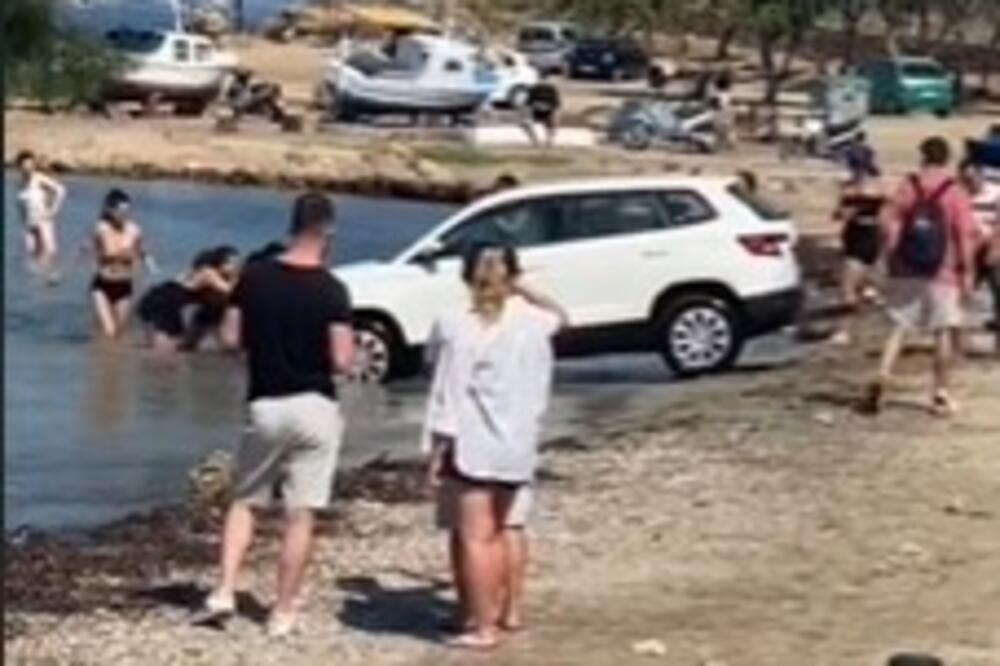 BABA ZA DEDU, DEDA ZA KOLA: Region VRIŠTI OD SMEHA, ovaj snimak iz Grčke će vas PATOSIRATI (VIDEO)