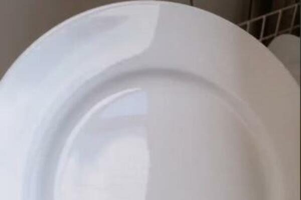 UZ POMOĆ OVOG TRIKA NIKAD NEĆETE IMATI KAMENAC U MAŠINI ZA SUDOVE: Jedna KRIŠKA je dovoljna