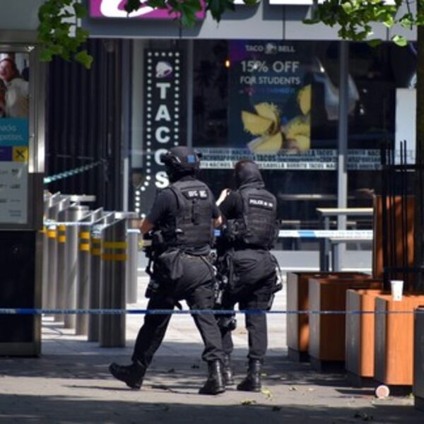 Horor u Londonu: Avganistanac izbo 3 osobe, jedna preminula na licu mesta! (VIDEO)