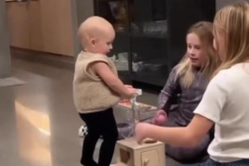 BEBA SE IGRALA SA SESTRAMA, A ONDA JE USLEDILA SCENA ZBOG KOJE JE PORODICA ZANEMELA: O njihovoj reakciji SVI BRUJE