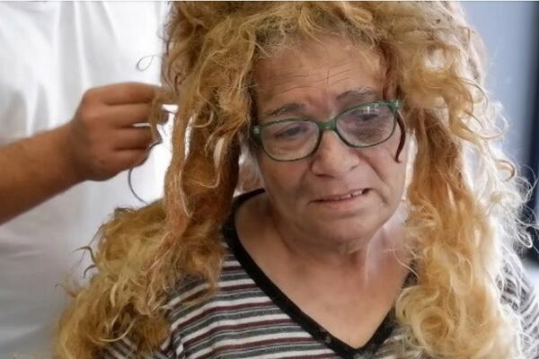 KOSA JOJ JE BILA UĆEBANA I LJUDI SU JE STALNO VREĐALI: Iznenada je otišla kod FRIZERA, a tek šta joj je ON URADIO