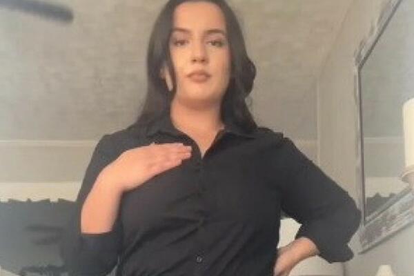 VRELA KONOBARICA OTKRILA ŠTA KRIJE ISPOD CRNE UNIFORME: Okrenula POZADINU i SVE SNIMILA, da li je MOGUĆE?! (VIDEO)