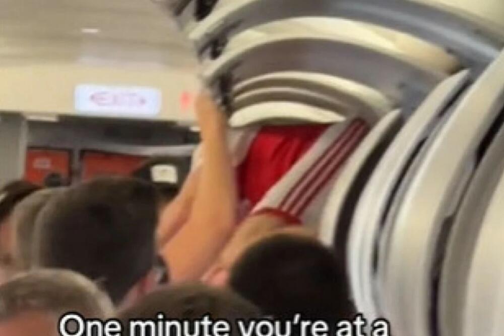 PUTNICI IZBEZUMLJENO GLEDALI U SCENU KOJA SE DESILA U AVIONU: Kako je moguće da niko nije PRIMETIO OVO?! (VIDEO)