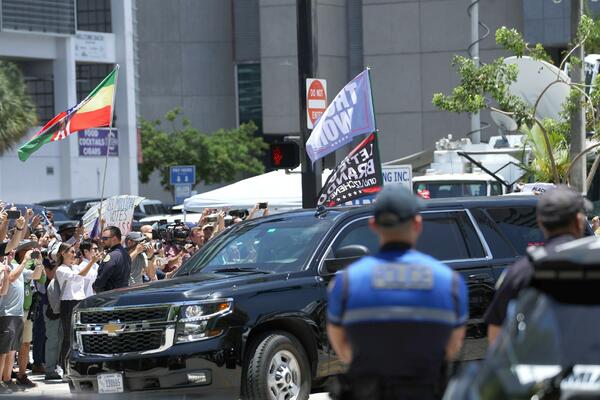 TRAMP STIGAO NA SUĐENJE U MAJAMI: Evo za šta je SVE optužen BIVŠI američki PREDSEDNIK! (FOTO)