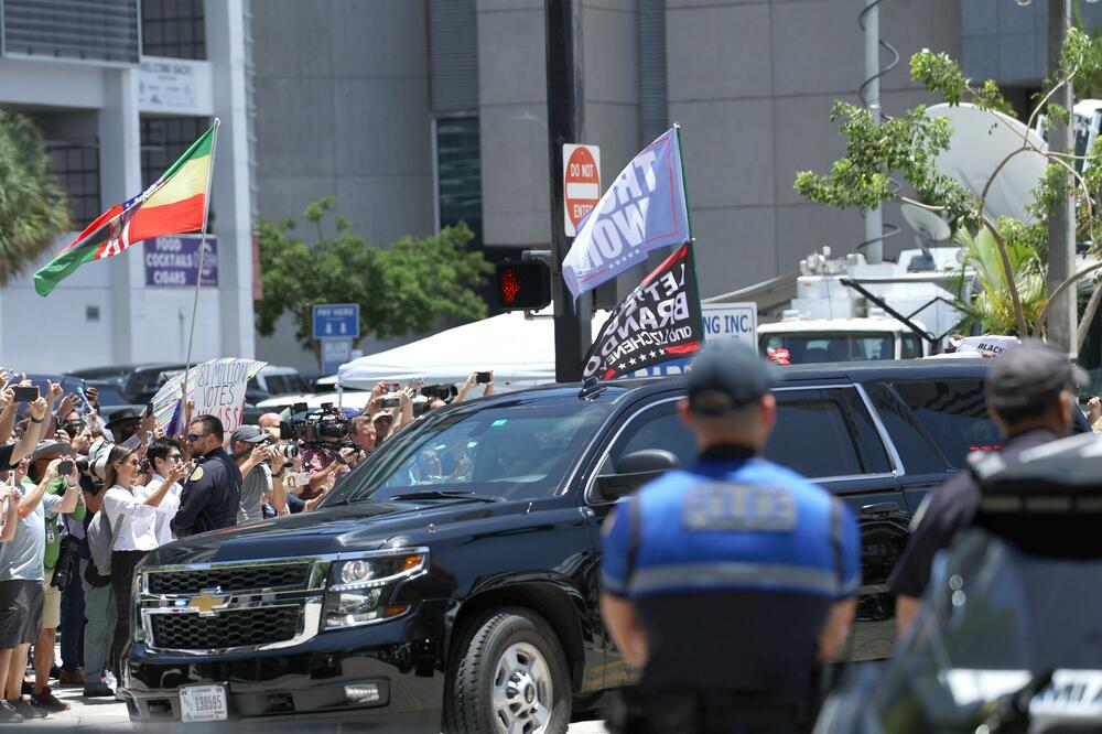TRAMP STIGAO NA SUĐENJE U MAJAMI: Evo za šta je SVE optužen BIVŠI američki PREDSEDNIK! (FOTO)